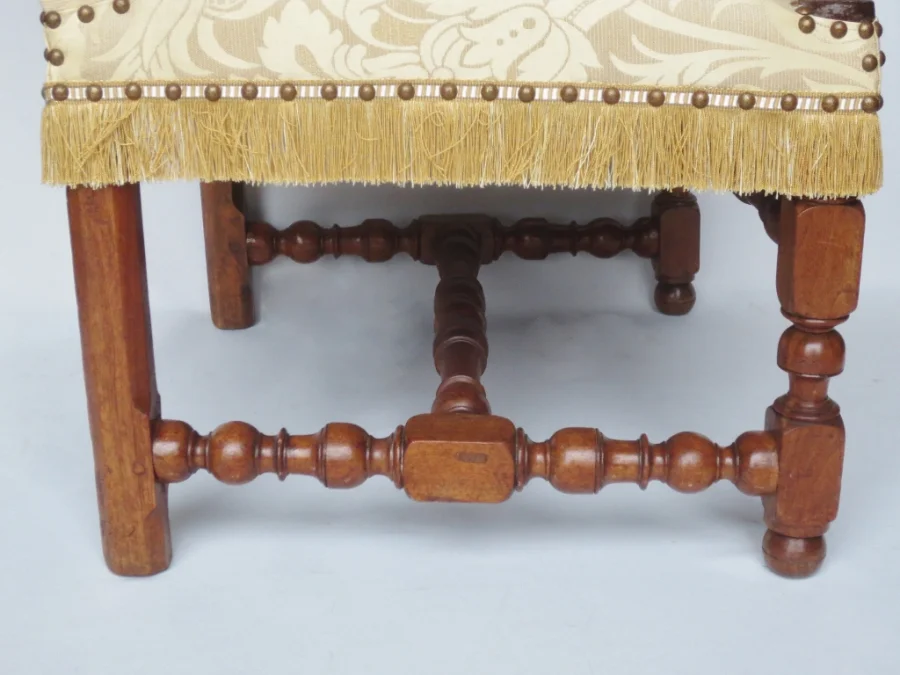 Fauteuil en noyer d'époque Louis XIV.