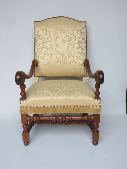 Fauteuil en noyer d'époque Louis XIV.