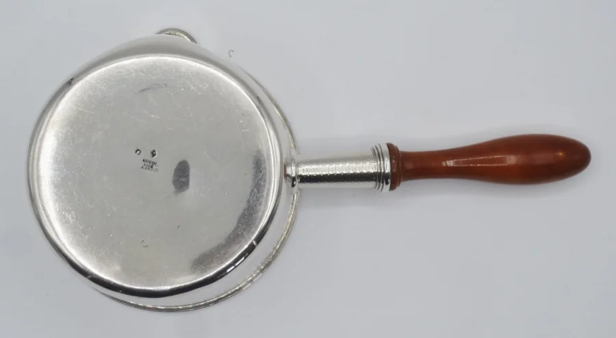Casserole en argent massif.