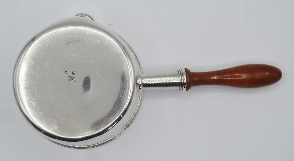 Casserole en argent massif.