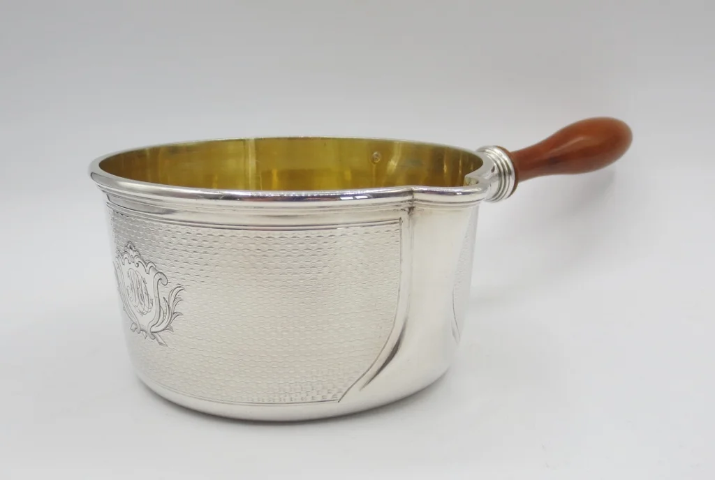 Casserole en argent massif.