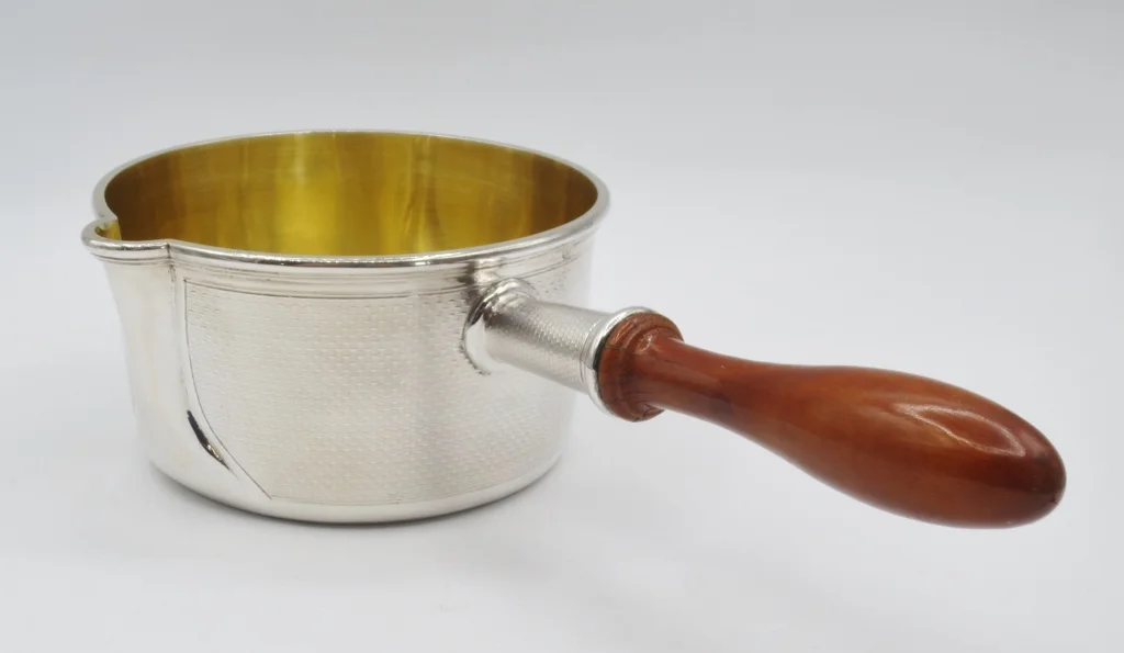 Casserole en argent massif.