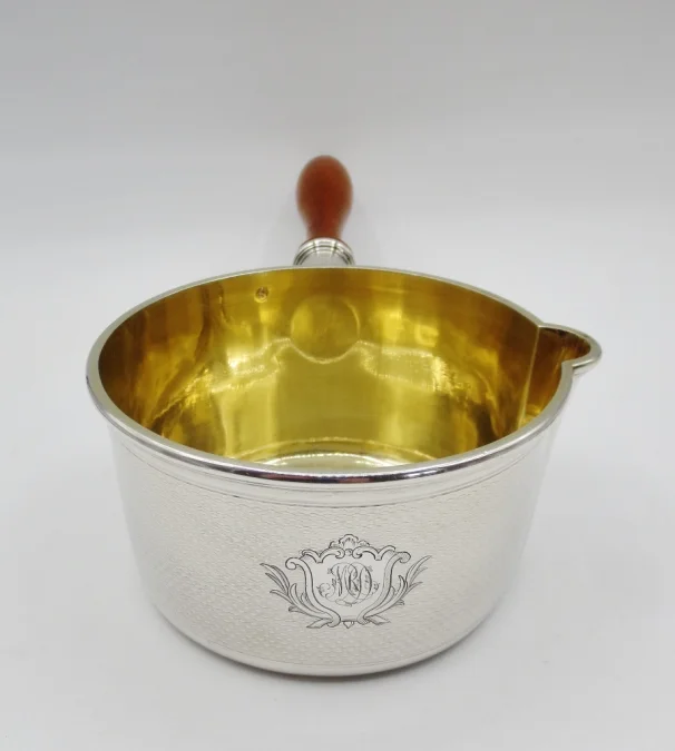 Casserole en argent massif.