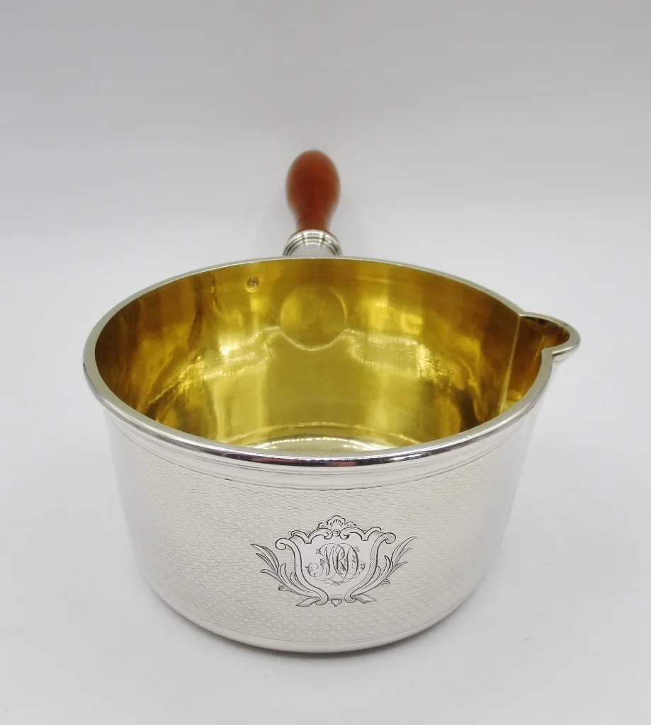 Casserole en argent massif.