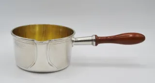 Casserole en argent massif.
