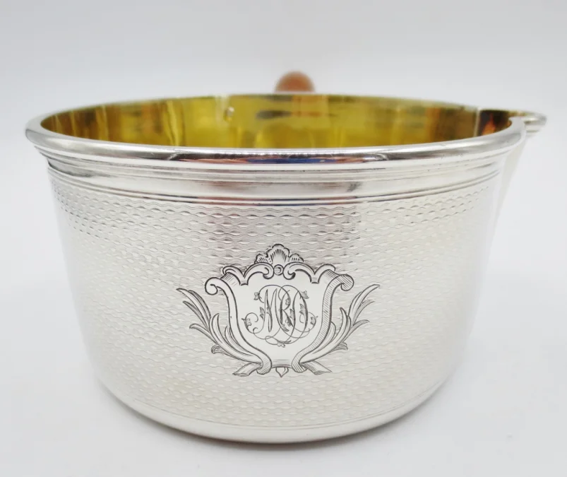 Casserole en argent massif.