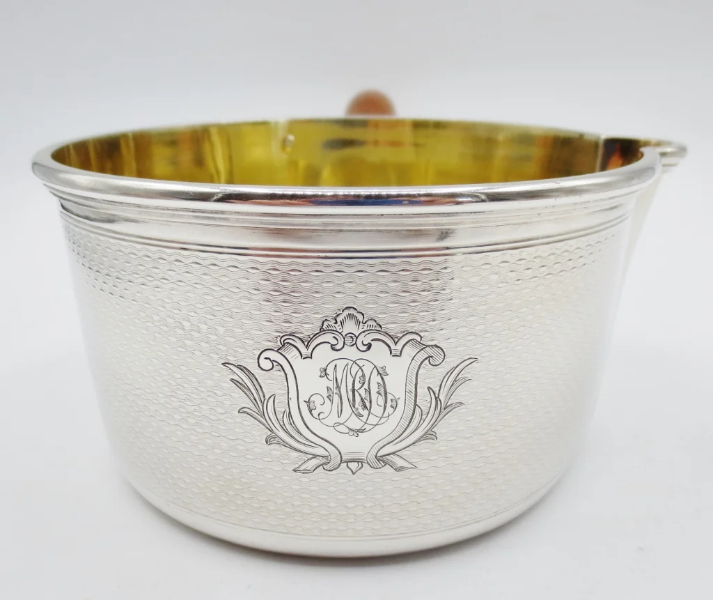 Casserole en argent massif.