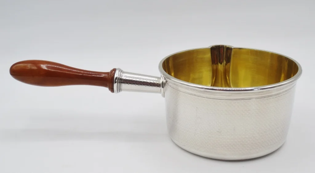 Casserole en argent massif.