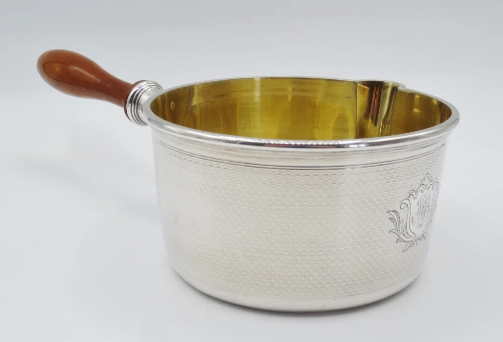 Casserole en argent massif.