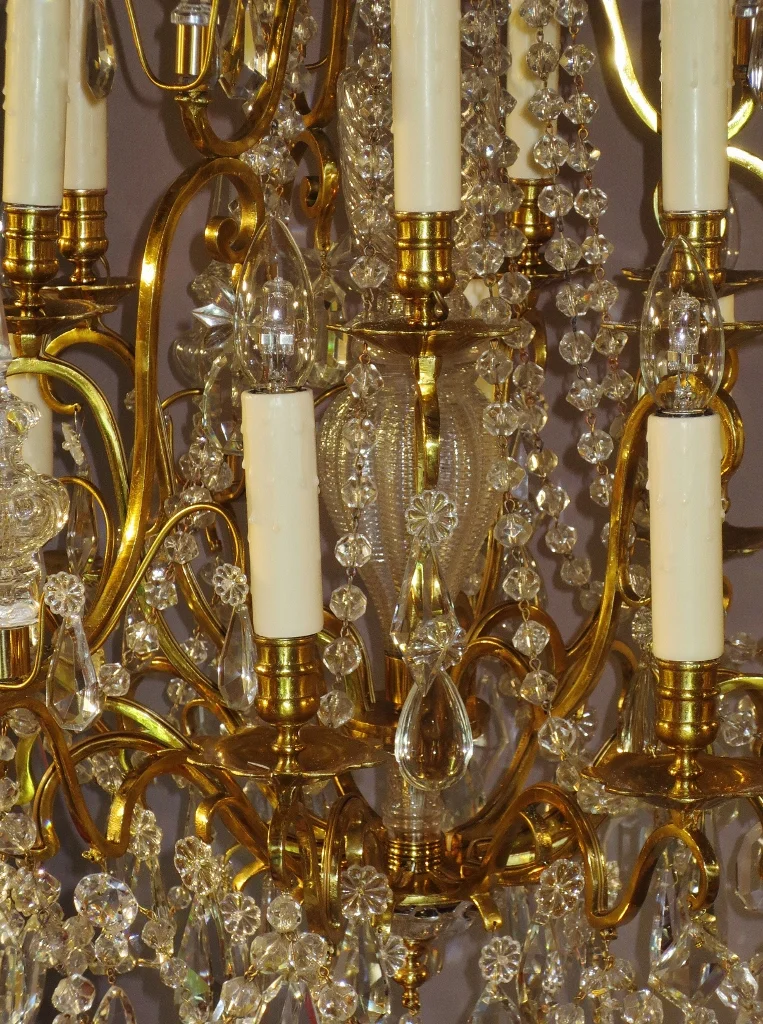 Lustre à 15 lumières en bronze doré et cristaux.