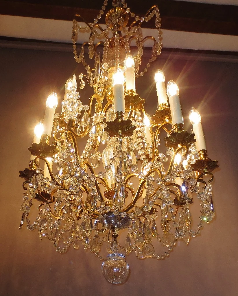 Lustre à 15 lumières en bronze doré et cristaux.