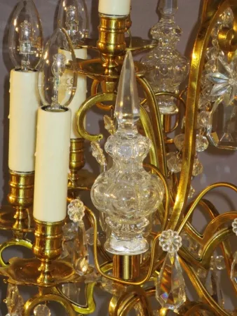 VERGOLDETER BRONZE- UND KRISTALLLEUCHTER