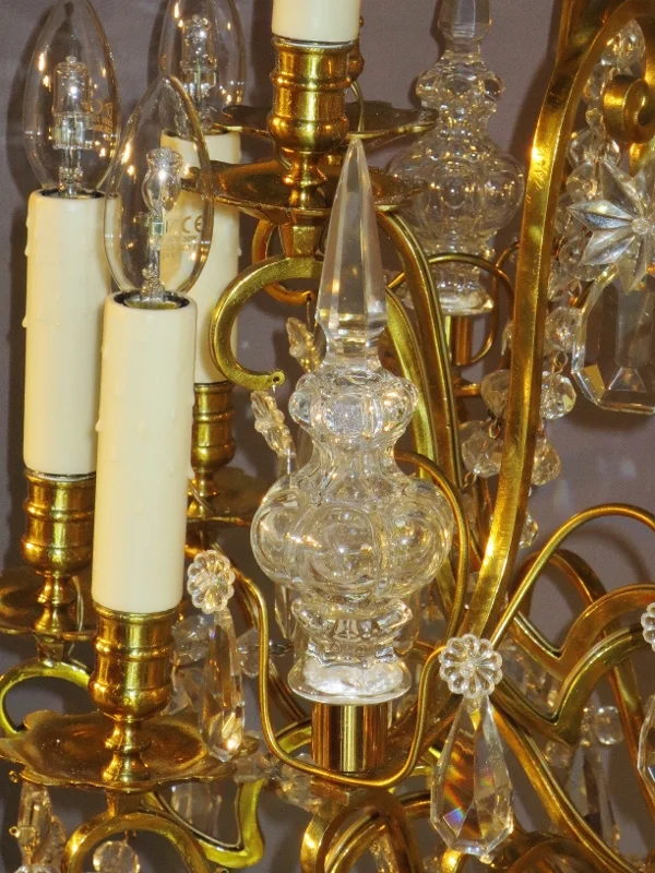 Lustre à 15 lumières en bronze doré et cristaux.