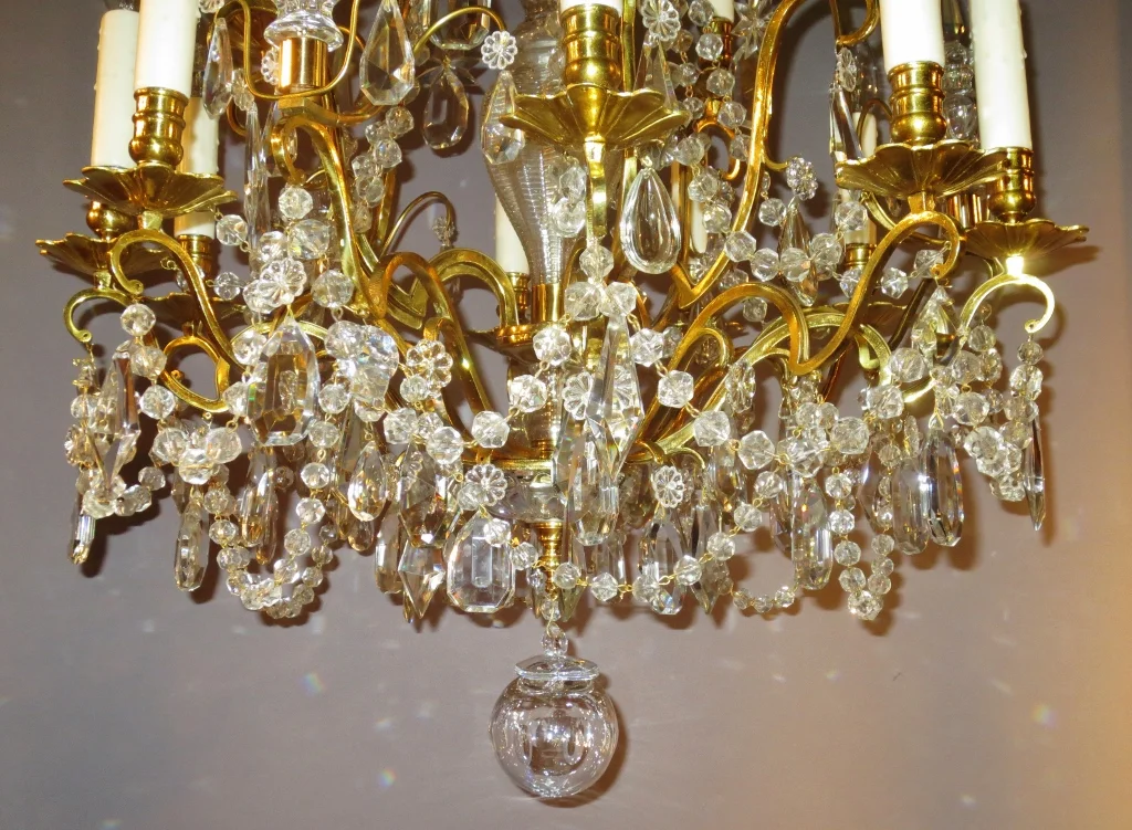 Lustre à 15 lumières en bronze doré et cristaux.