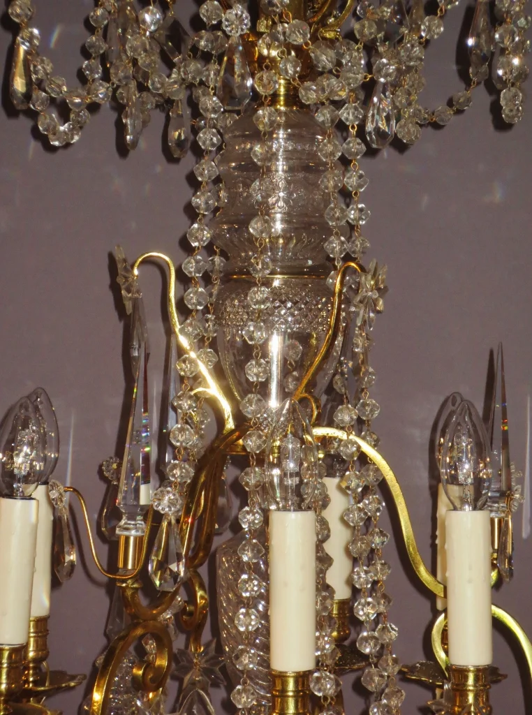 Lustre à 15 lumières en bronze doré et cristaux.