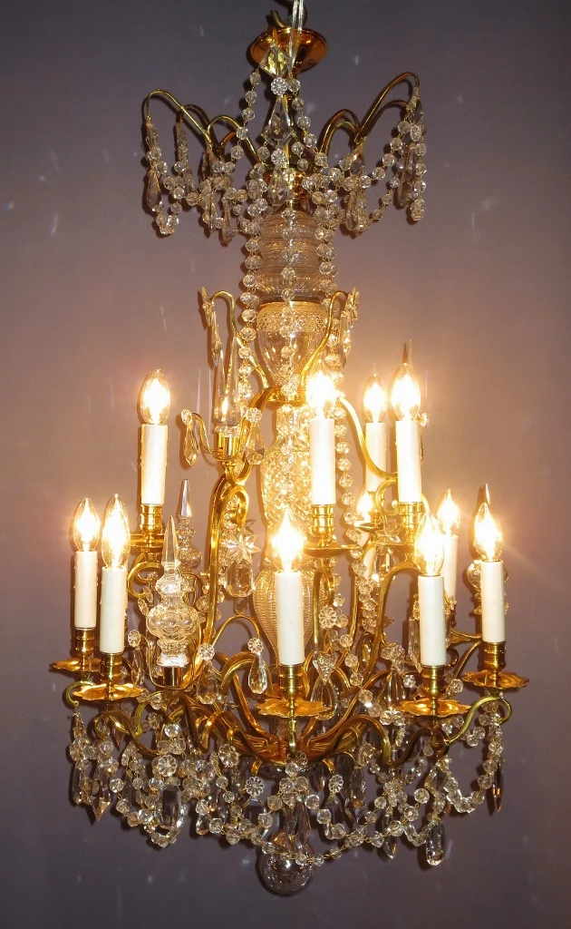 Lustre à 15 lumières en bronze doré et cristaux.