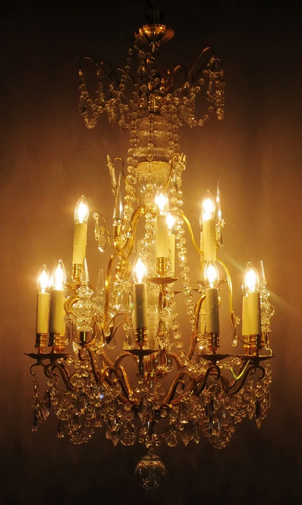 Lustre à 15 lumières en bronze doré et cristaux.