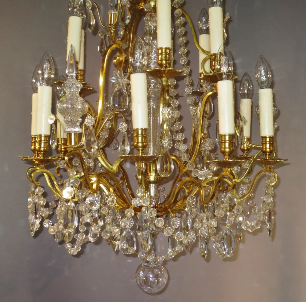 Lustre à 15 lumières en bronze doré et cristaux.