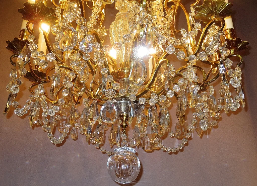 Lustre à 15 lumières en bronze doré et cristaux.