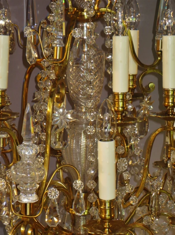 Lustre à 15 lumières en bronze doré et cristaux.