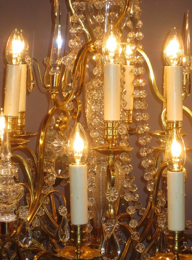 Lustre à 15 lumières en bronze doré et cristaux.