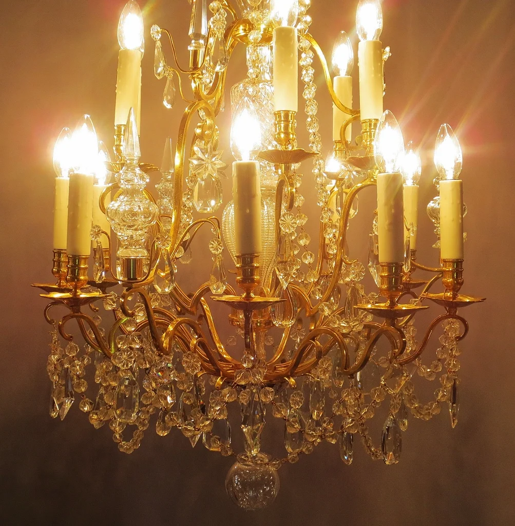 Lustre à 15 lumières en bronze doré et cristaux.