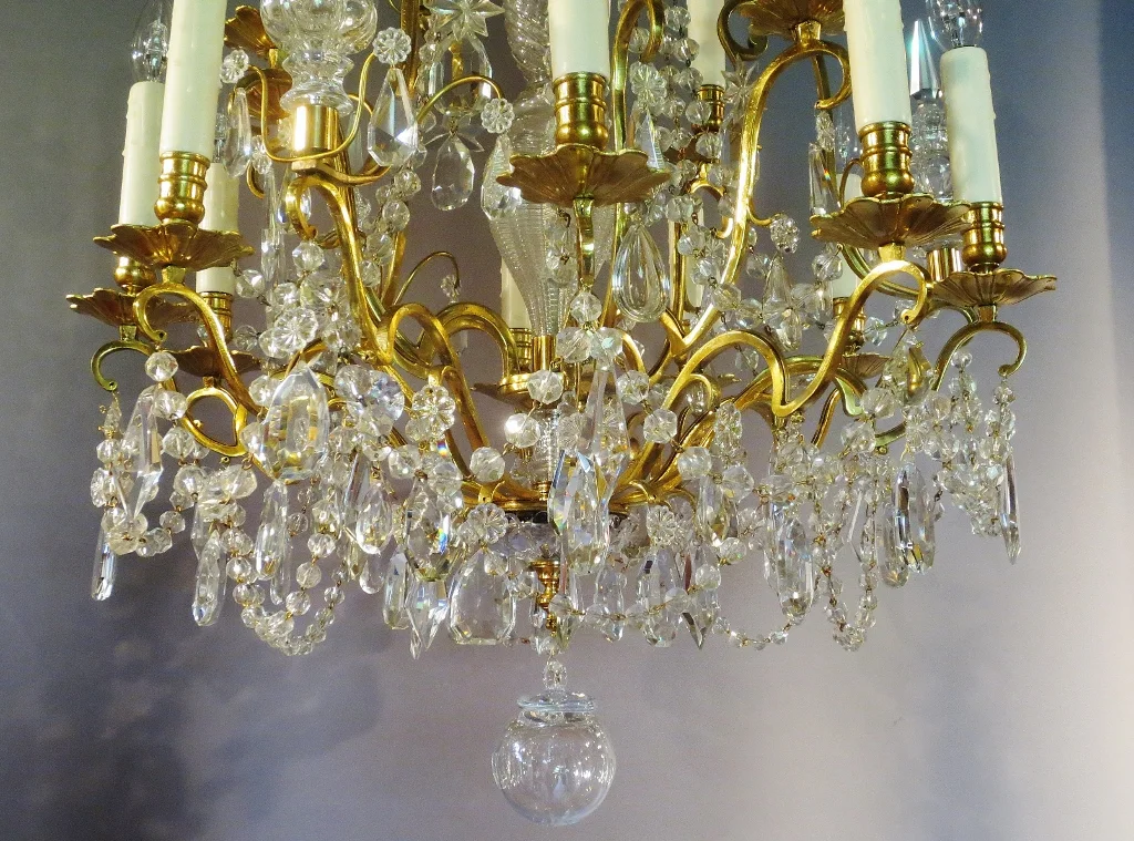 Lustre à 15 lumières en bronze doré et cristaux.