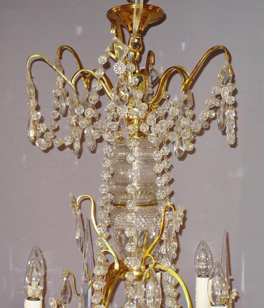 Lustre à 15 lumières en bronze doré et cristaux.