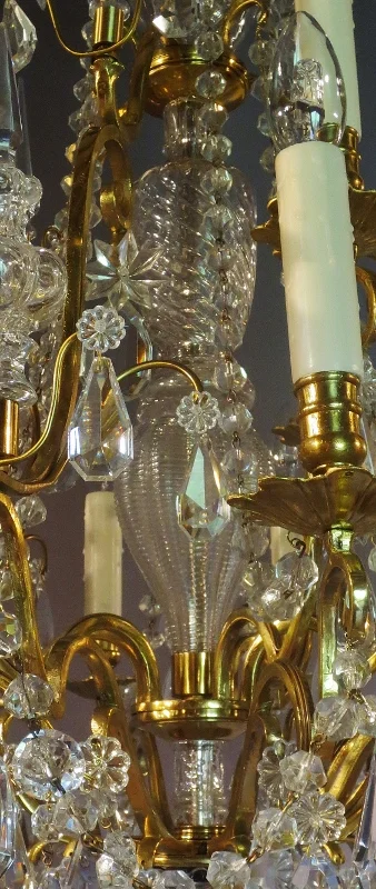 Lustre à 15 lumières en bronze doré et cristaux.