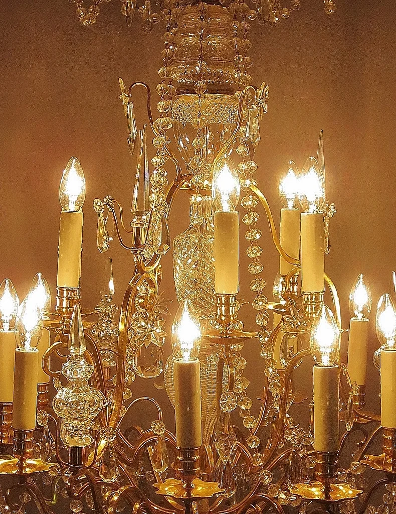 Lustre à 15 lumières en bronze doré et cristaux.