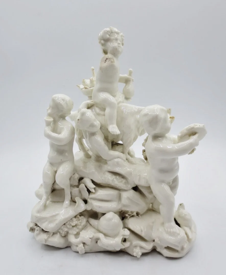 L' enfance de Bacchus,  porcelaine XVIIIe siècle.