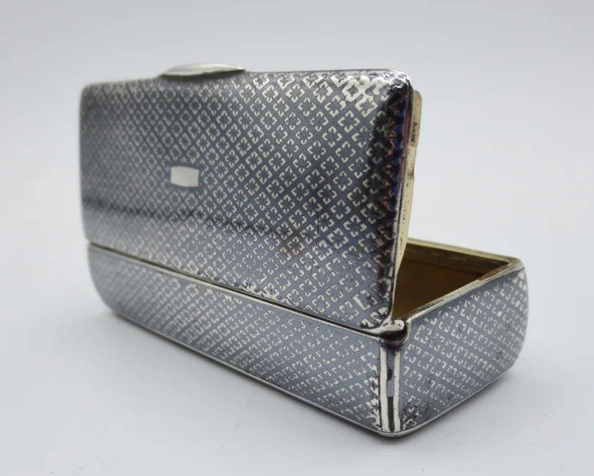 Tabatière en argent niellé, époque Charles X.