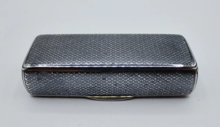 Tabatière en argent niellé, époque Charles X.