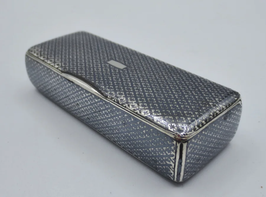 Tabatière en argent niellé, époque Charles X.