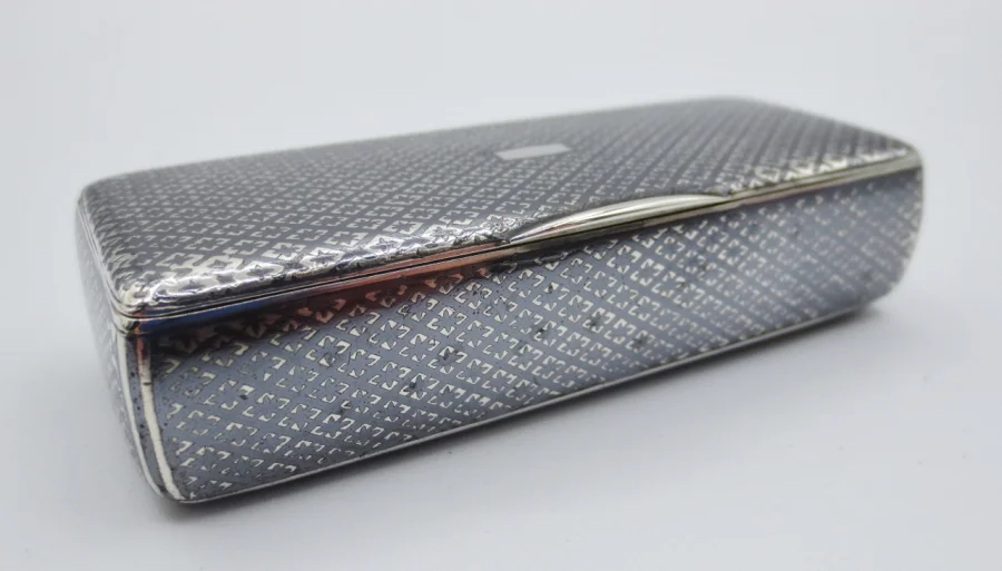 Tabatière en argent niellé, époque Charles X.