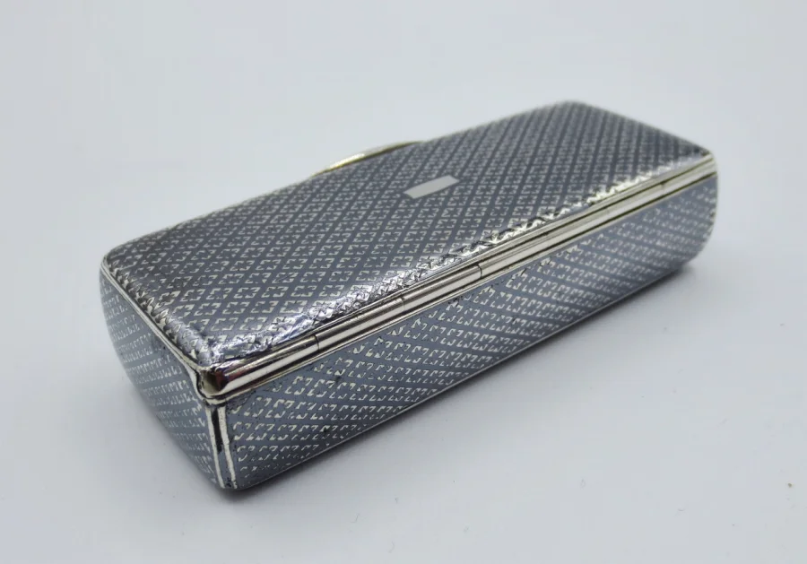 Tabatière en argent niellé, époque Charles X.