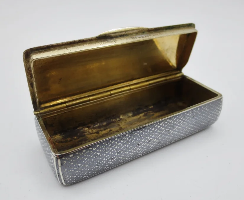 Tabatière en argent niellé, époque Charles X.