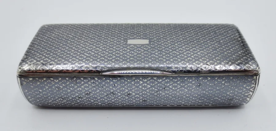 Tabatière en argent niellé, époque Charles X.