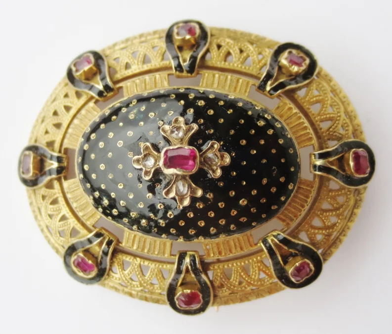 Broche d'époque Restauration en or.