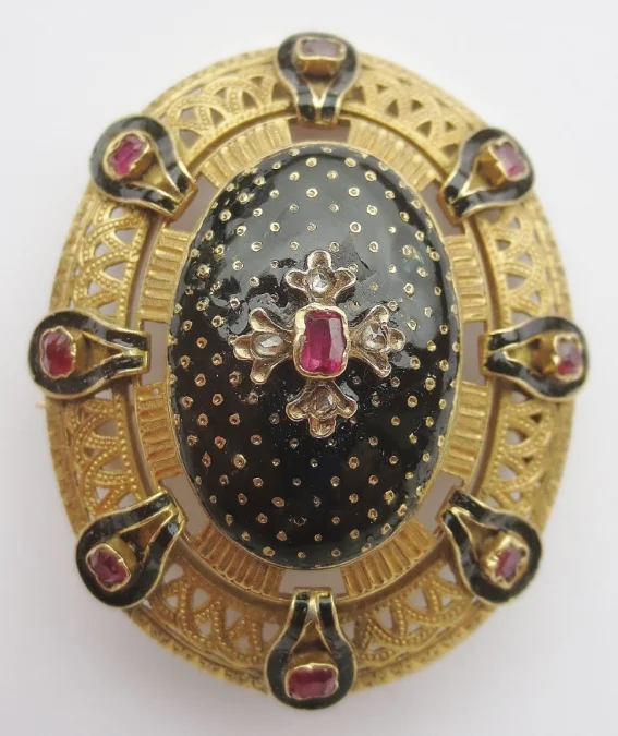 Broche d'époque Restauration en or.
