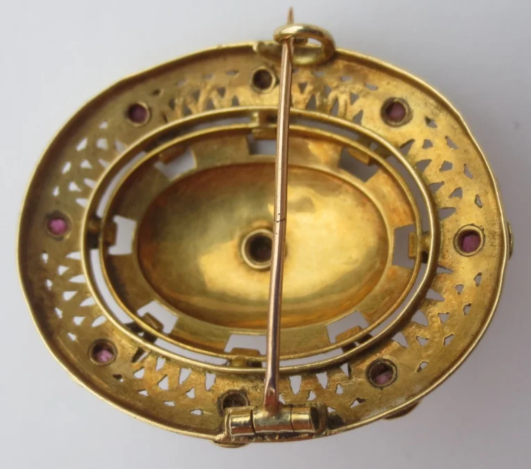 Broche d'époque Restauration en or.