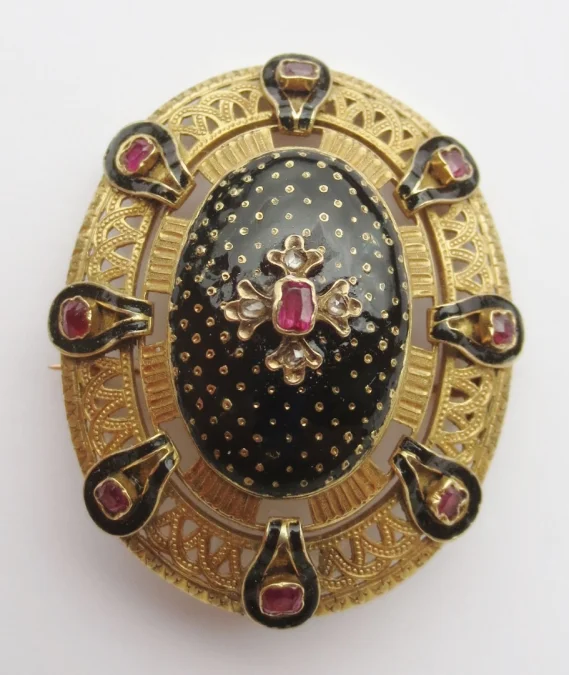 Broche d'époque Restauration en or.