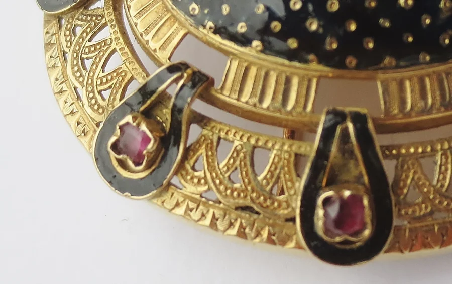 Broche d'époque Restauration en or.