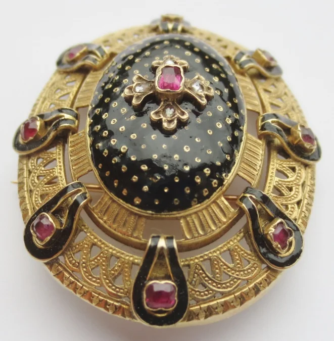Broche d'époque Restauration en or.