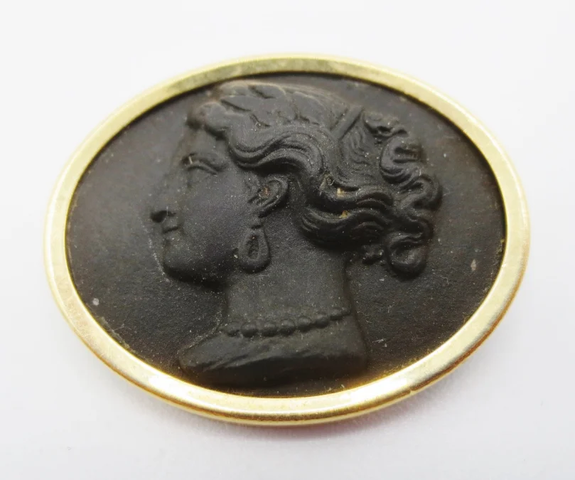 Broche camée de biscuit.