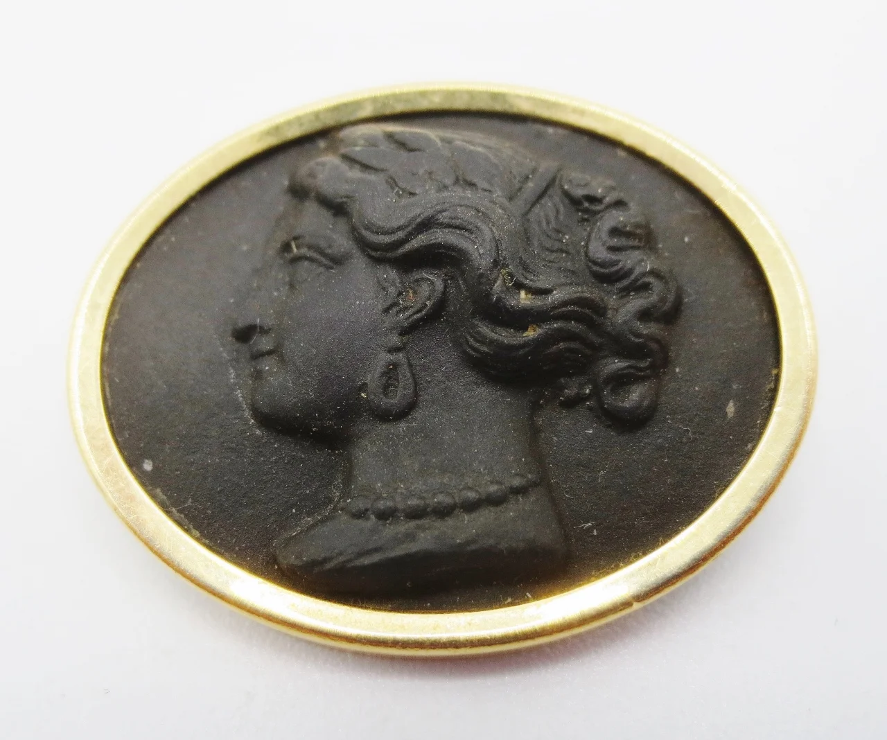 Broche camée de biscuit.