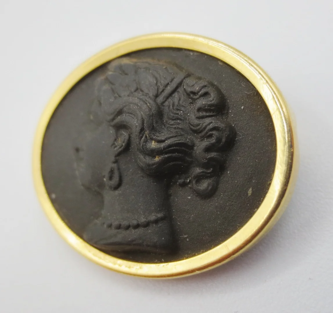 Broche camée de biscuit.