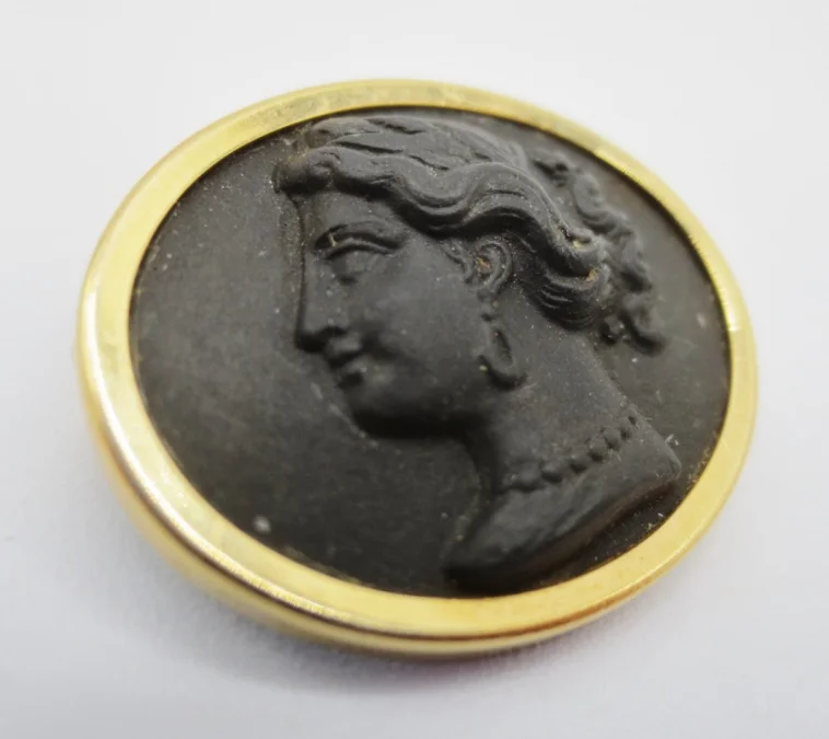 Broche camée de biscuit.