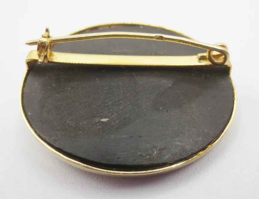 Broche camée de biscuit.