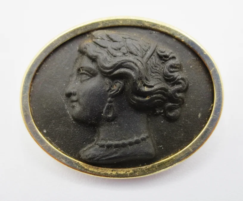 Broche camée de biscuit.